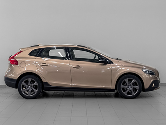 фото Volvo V40 II 2015